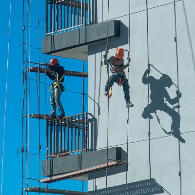 Hombre colgados en un edificio